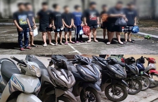 Bắt nhóm "quái xế" dùng hung khí đánh người đi đường, ném chai lọ ở Hà Nội