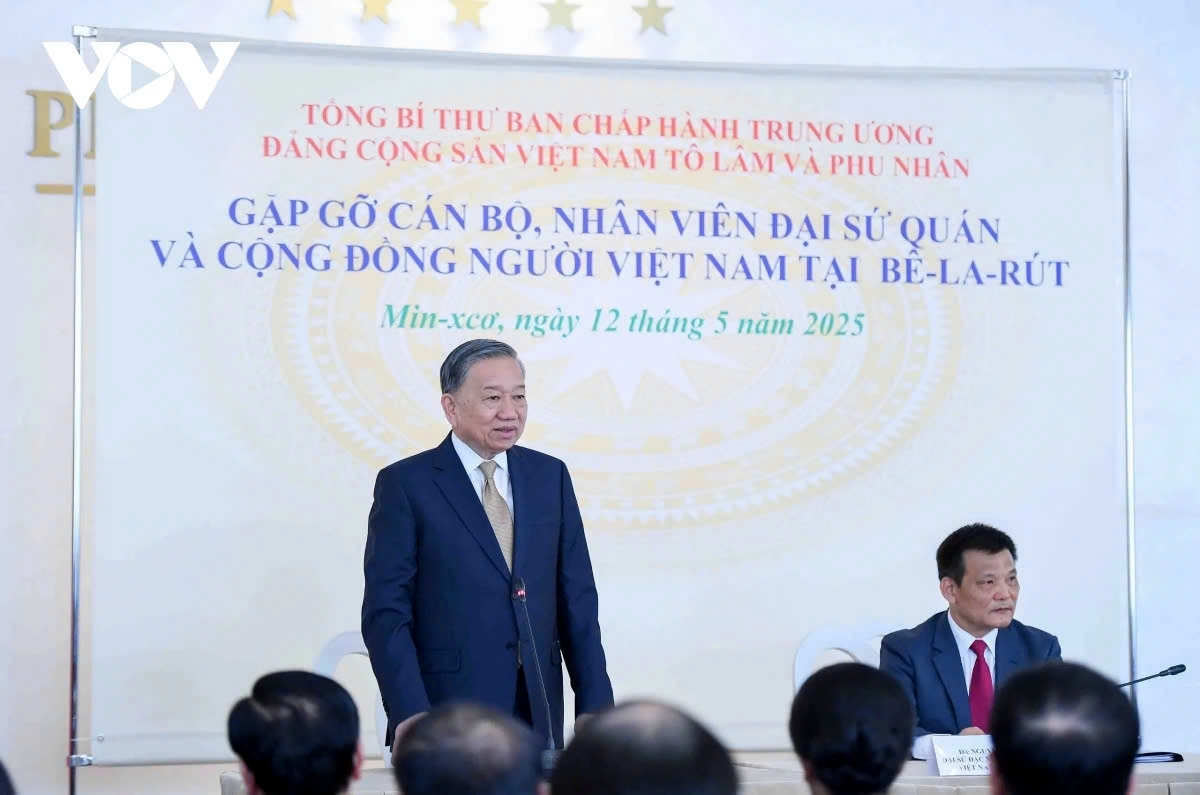 party leader encourages close-knit bond among vietnamese expatriates in belarus picture 1 party leader encourages close-knit bond among vietnamese expatriates in belarus picture 1
