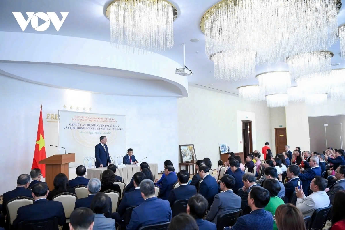 party leader encourages close-knit bond among vietnamese expatriates in belarus picture 2 party leader encourages close-knit bond among vietnamese expatriates in belarus picture 2