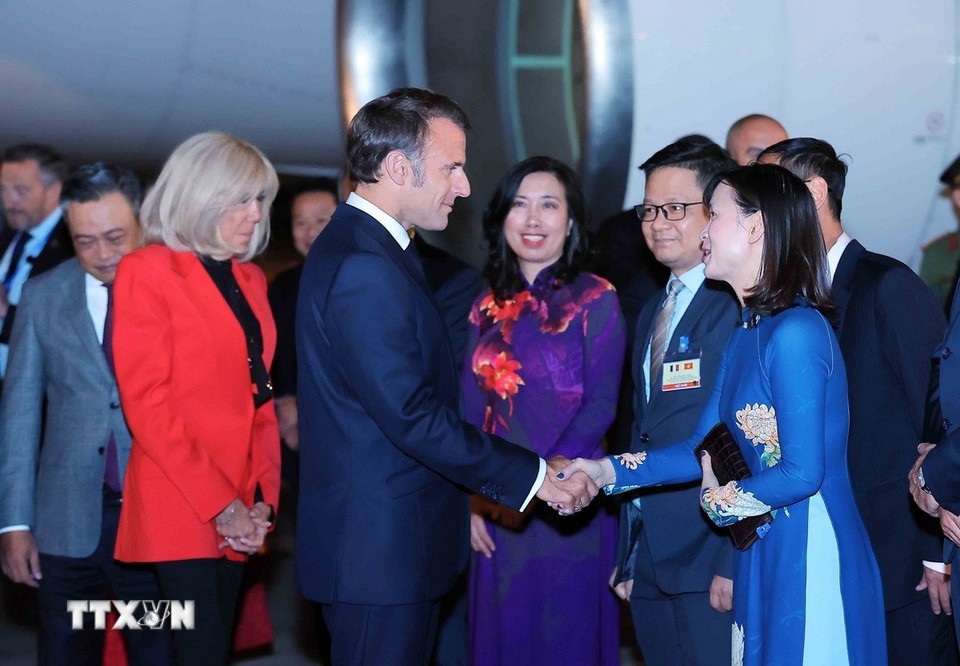 tong thong phap va phu nhan bat dau tham cap nha nuoc toi viet nam hinh anh 4
