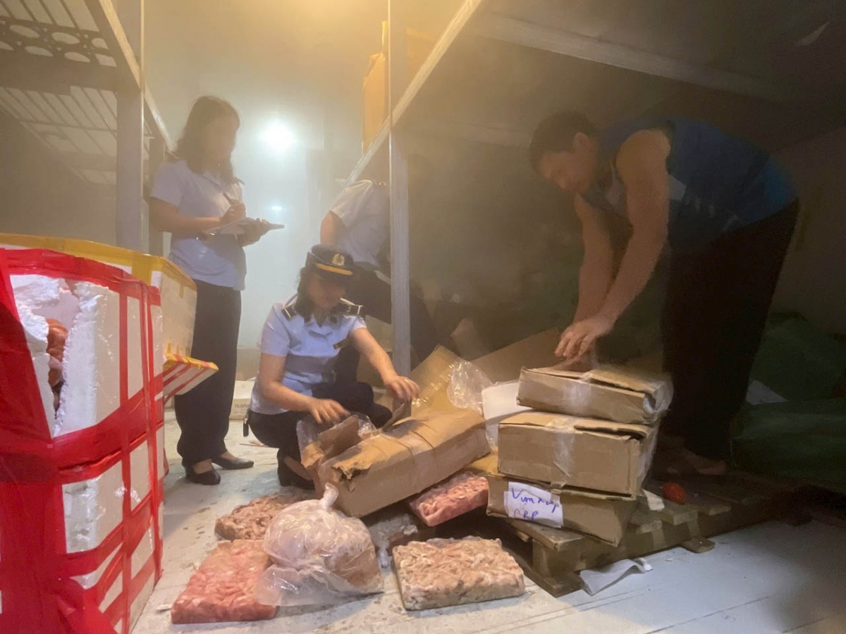 quang ninh thu giu 2 tan thuc pham va sua bot khong ro nguon goc hinh anh 1