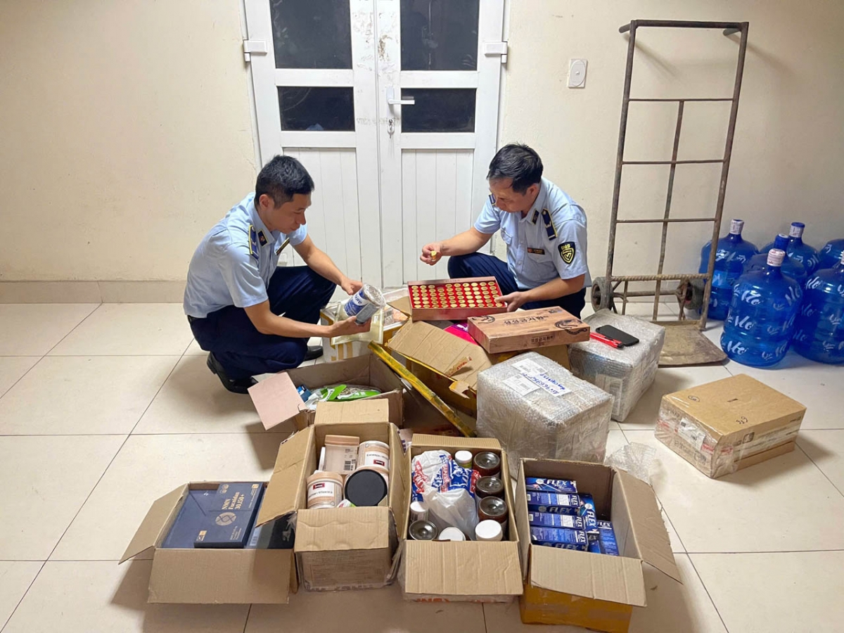 quảng ninh thu giữ 2 tấn thực phẩm và sữa bột không rõ nguồn gốc hình ảnh 2 quang ninh thu giu 2 tan thuc pham va sua bot khong ro nguon goc hinh anh 2