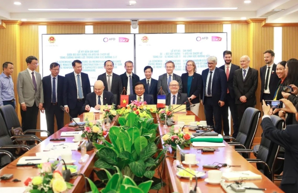 vietnam, france sign mou to strengthen railway cooperation picture 1