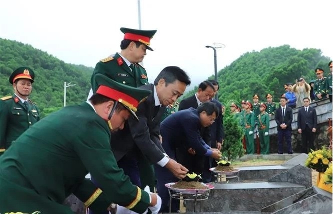 ha tinh holds memorial service for vietnamese soldiers repatriated from laos picture 1