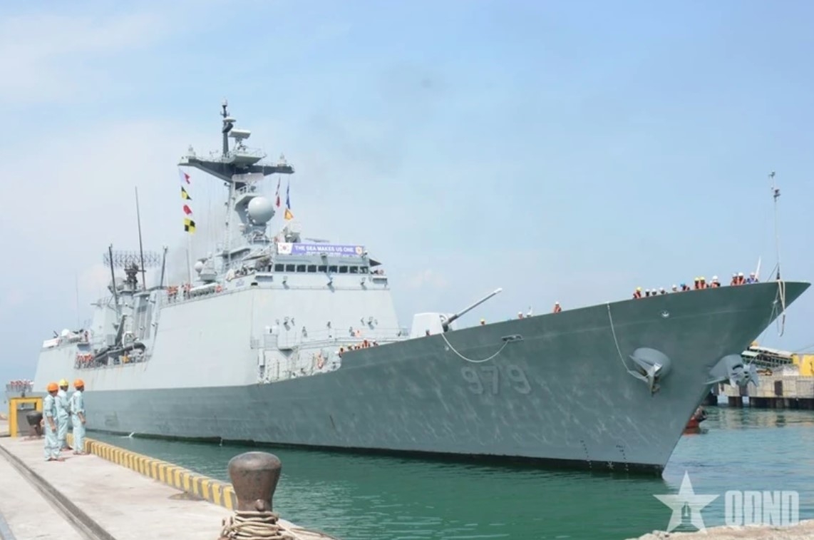 rok navy ship pays courtesy visit to da nang picture 1 rok navy ship pays courtesy visit to da nang picture 1
