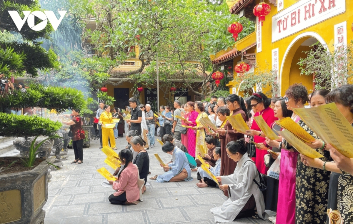 buddhists solemnly celebrate lord buddha s 2569th birthday in hanoi picture 1 buddhists solemnly celebrate lord buddha s 2569th birthday in hanoi picture 1
