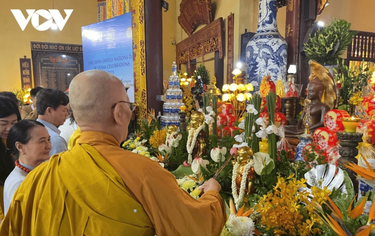 buddhists solemnly celebrate lord buddha s 2569th birthday in hanoi picture 10 buddhists solemnly celebrate lord buddha s 2569th birthday in hanoi picture 10