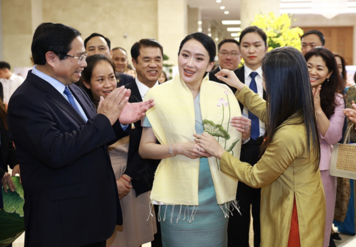 vietnamese, thai prime ministers contemplate handicraft products picture 2 vietnamese, thai prime ministers contemplate handicraft products picture 2