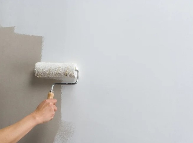nên sơn tường hay dùng giấy dán tường để tiết kiệm hình ảnh 1 nen son tuong hay dung giay dan tuong de tiet kiem hinh anh 1