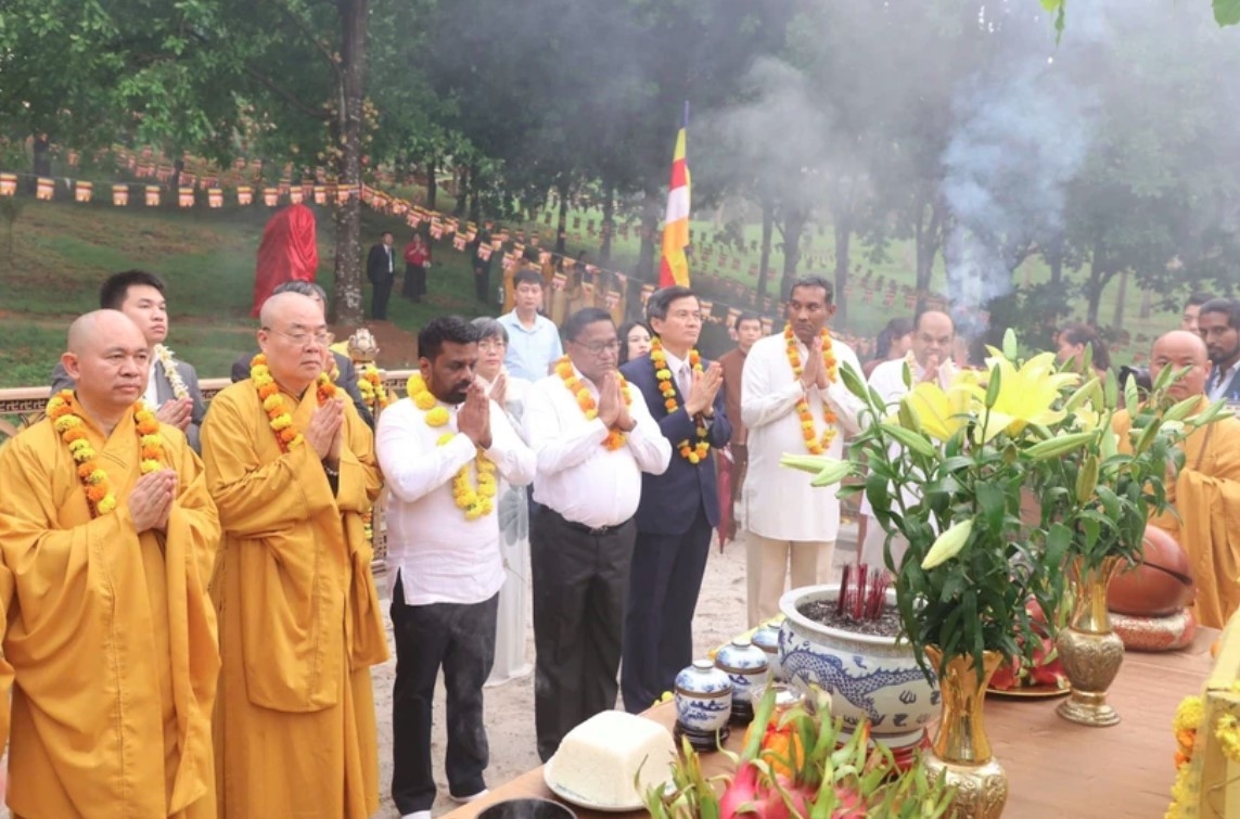 sri lankan president visits bai dinh pagoda picture 1 sri lankan president visits bai dinh pagoda picture 1
