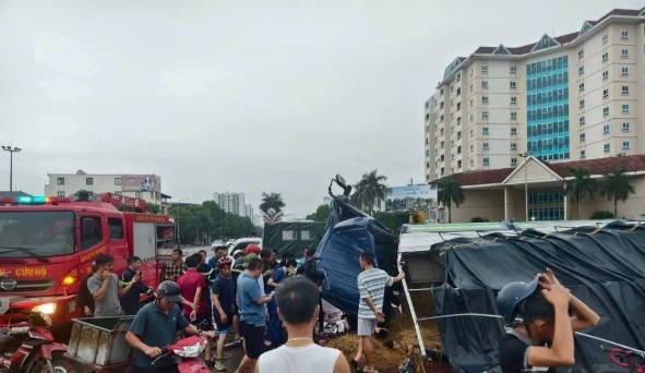 Xe chở dưa hấu gặp nạn, người dân TP Vinh xếp hàng thu gom giúp tài xế