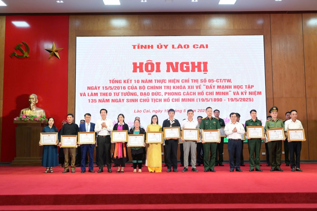 các địa phương tuyên dương tập thể, cá nhân tiêu biểu trong học tập và làm theo bác hình ảnh 4 cac dia phuong tuyen duong tap the, ca nhan tieu bieu trong hoc tap va lam theo bac hinh anh 4