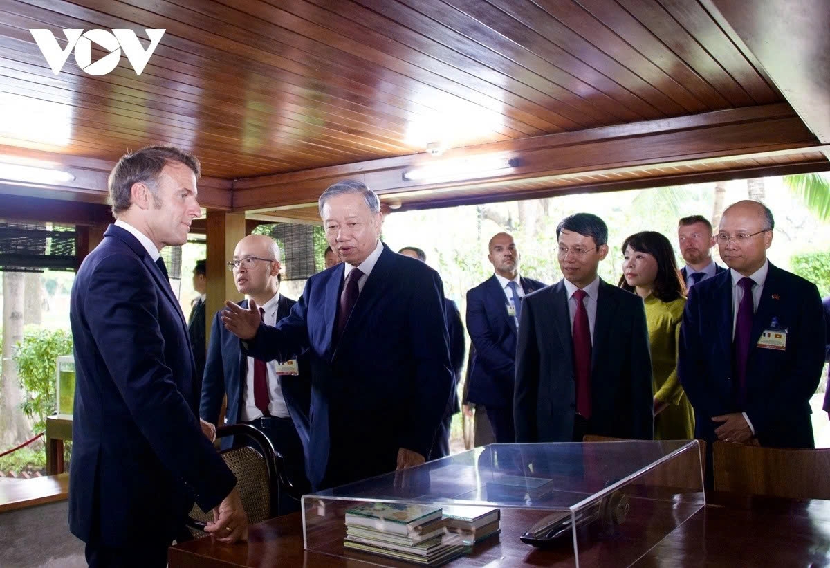 El presidente francés concluye con éxito su visita de Estado a Vietnam (foto 14)