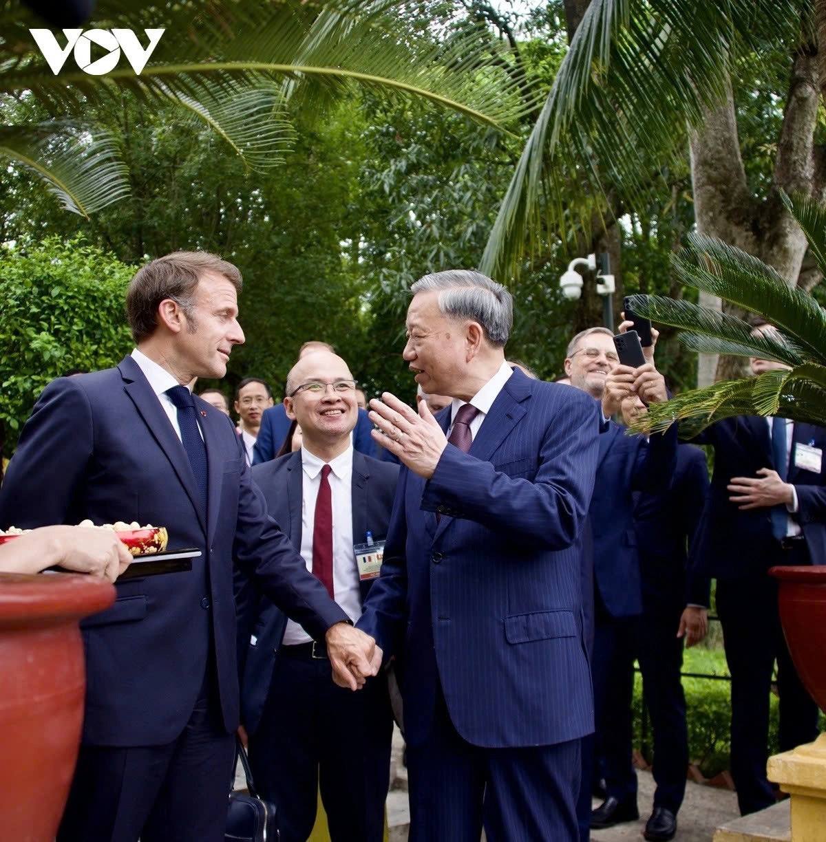 El presidente francés concluye con éxito su visita de Estado a Vietnam (foto 15)