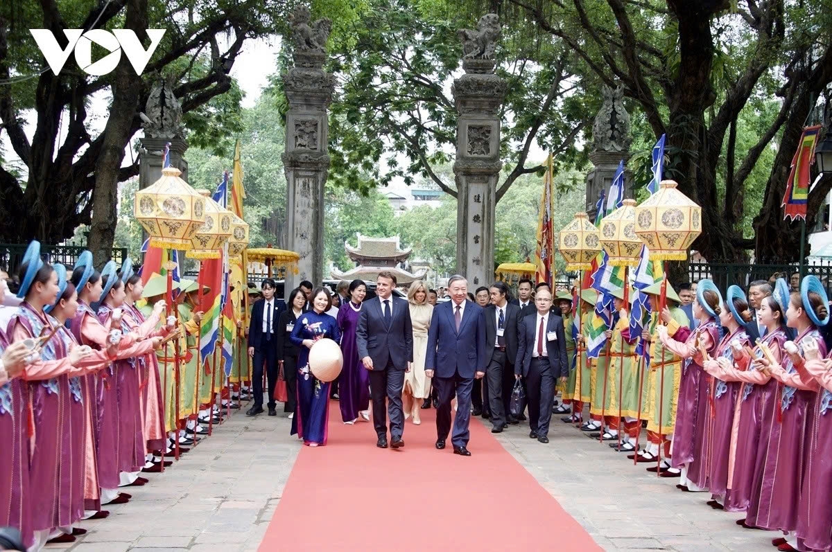 El presidente francés concluye con éxito su visita de Estado a Vietnam (foto 11)