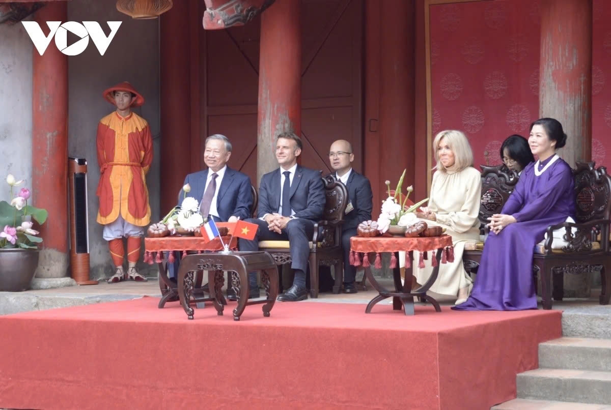 El presidente francés concluye con éxito su visita de Estado a Vietnam (foto 12)
