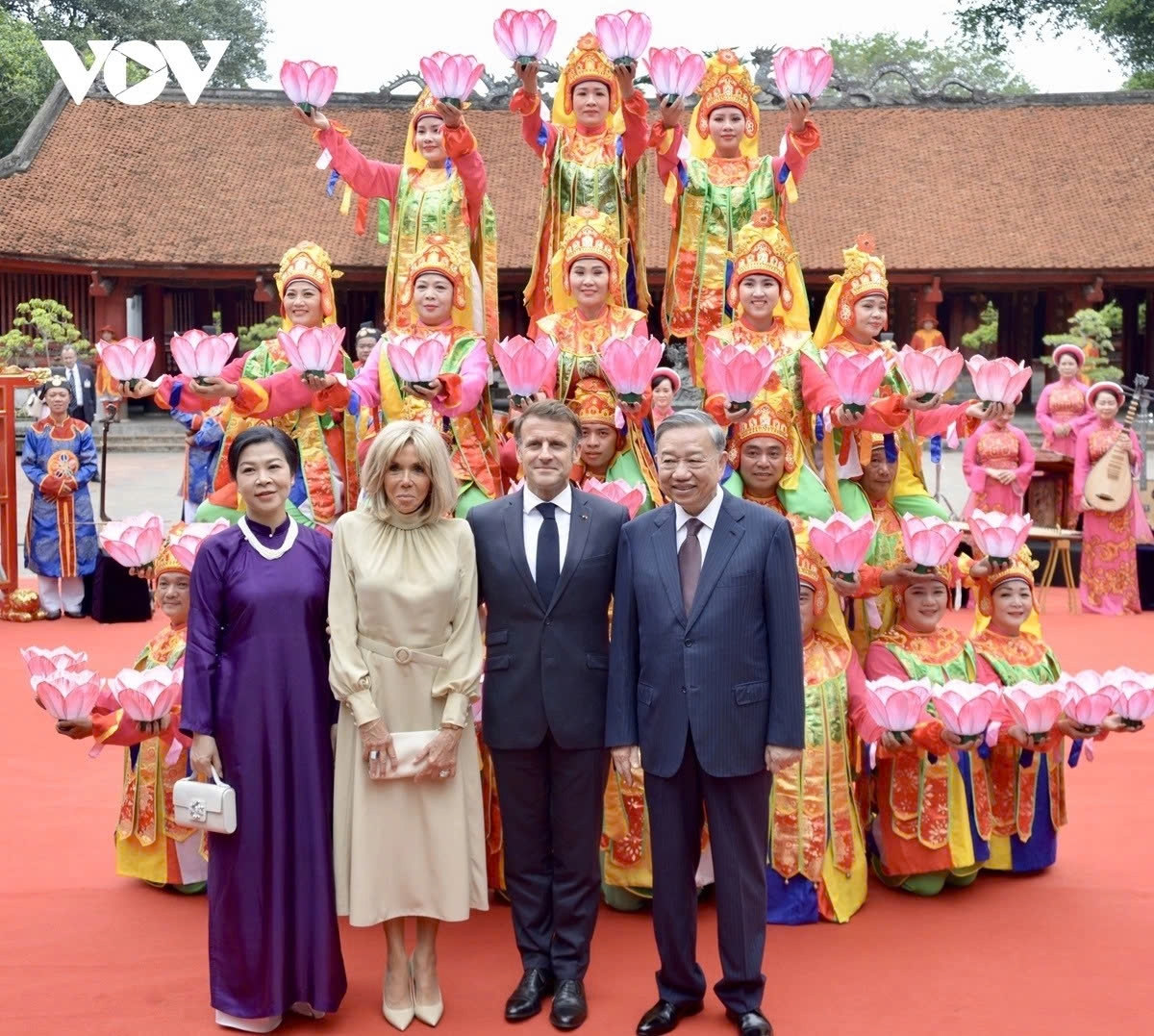 El presidente francés concluye con éxito su visita de Estado a Vietnam (foto 13)