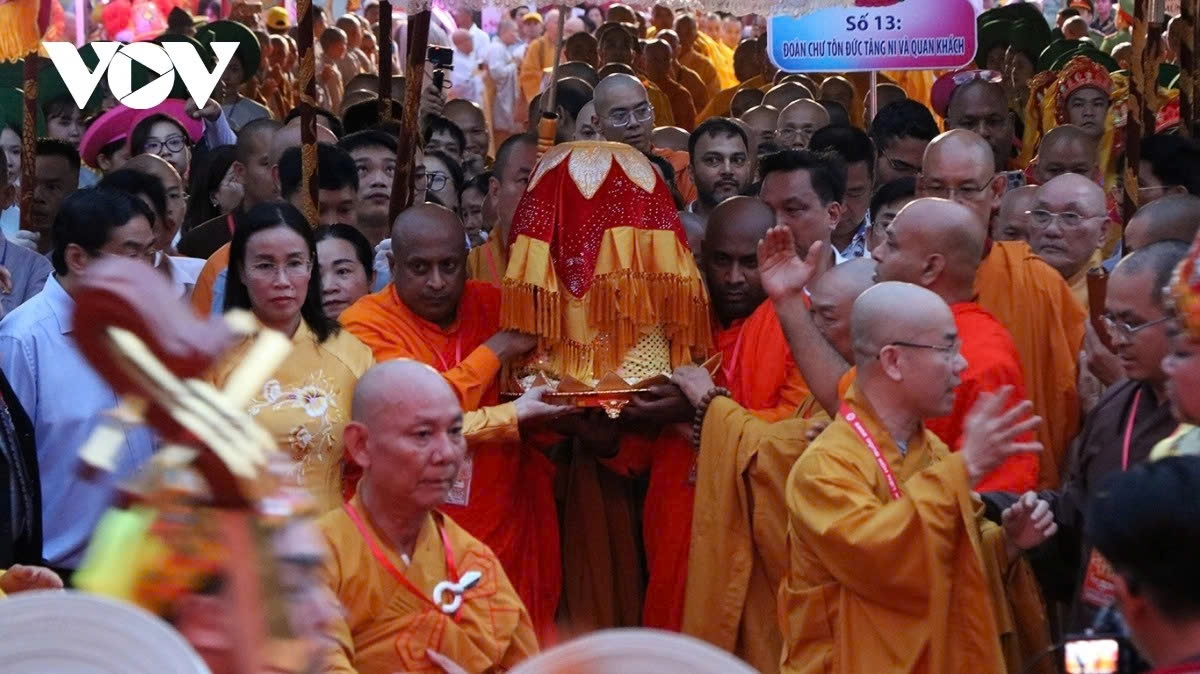 thousands pay respect to buddha s sacred sarira in da nang picture 1 thousands pay respect to buddha s sacred sarira in da nang picture 1