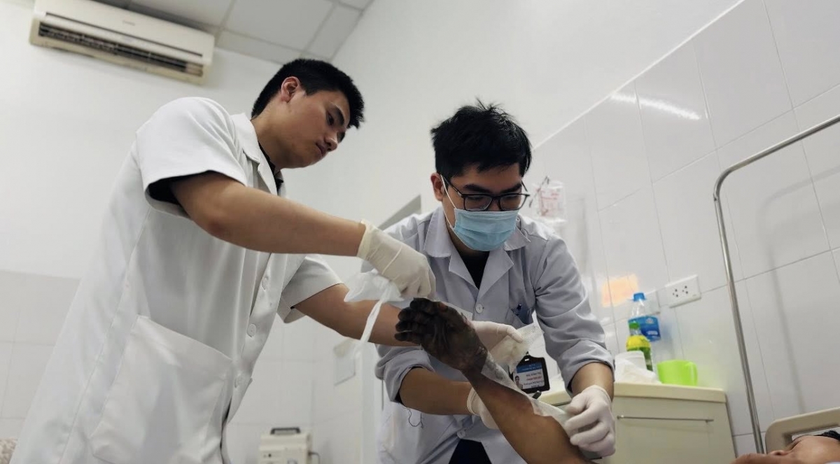 người đàn ông 37 tuổi bị điện giật, tay phải cháy đen hình ảnh 1 nguoi dan ong 37 tuoi bi dien giat, tay phai chay den hinh anh 1