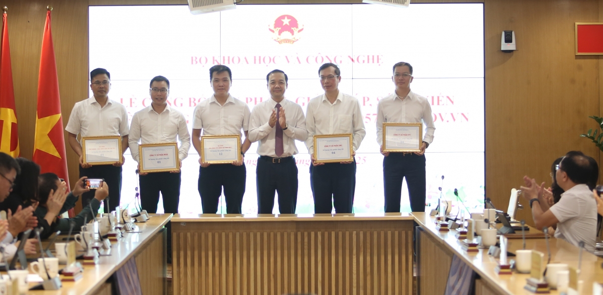 Thứ trưởng Bộ KH&CN Phạm Đức Long trao kỷ niệm chương cho đại diện các doanh nghiệp có sản phẩm được lựa chọn (Ảnh: Bộ KH&CN)