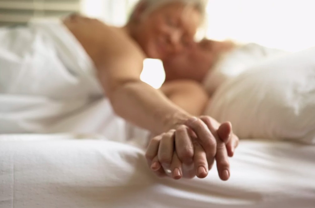 Giải pháp nào giúp tình dục sau khi mãn kinh trở nên thoải mái hơn