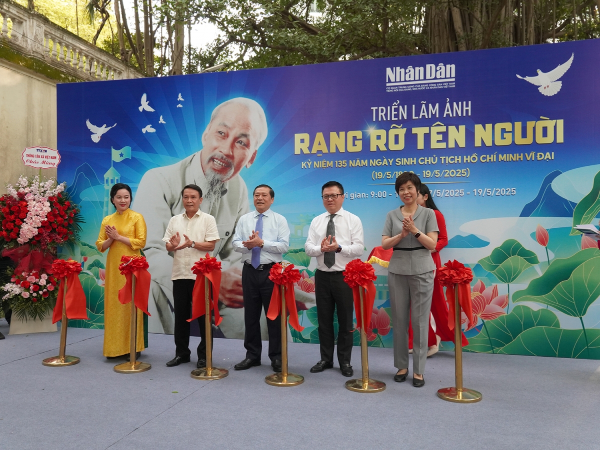 báo nhân dân trưng bày hàng trăm tư liệu quý về chủ tịch hồ chí minh hình ảnh 1 bao nhan dan trung bay hang tram tu lieu quy ve chu tich ho chi minh hinh anh 1