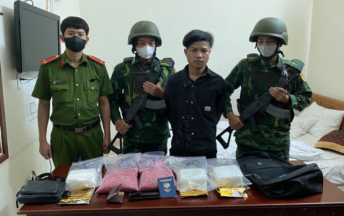 Bắt giữ đối tượng người Lào tàng trữ 3kg và 40.000 viên ma túy