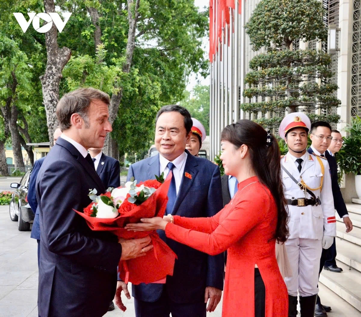El presidente francés concluye con éxito su visita de Estado a Vietnam (foto 17)