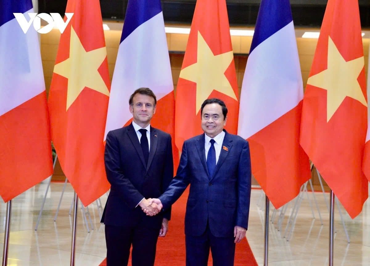 El presidente francés concluye con éxito su visita de Estado a Vietnam (foto 18)