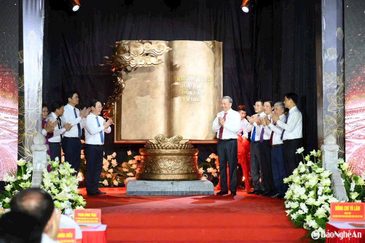 Tổng Bí thư Tô Lâm thăm tặng quà các gia đình chính sách, người có công ở Nghệ An