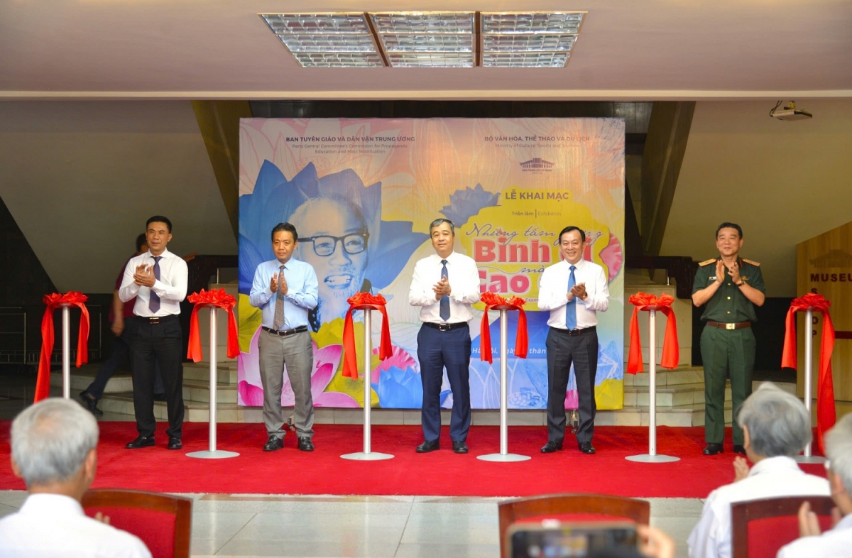 khai mạc triển lãm những tấm gương bình dị mà cao quý năm 2025 hình ảnh 2 khai mac trien lam nhung tam guong binh di ma cao quy nam 2025 hinh anh 2