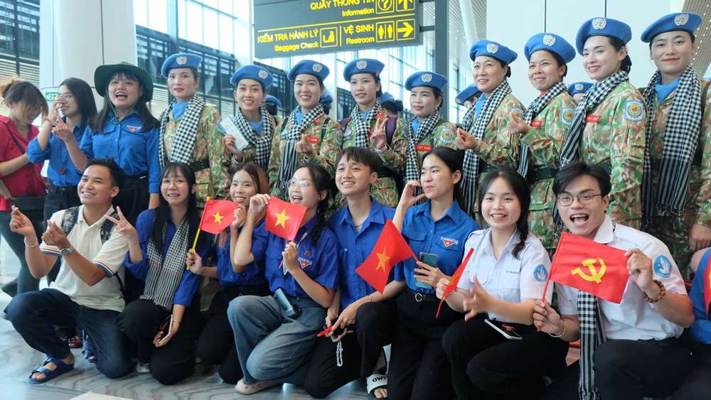 Người dân TP.HCM chụp hình, hát mừng trong ngày chia tay lực lượng diễu binh