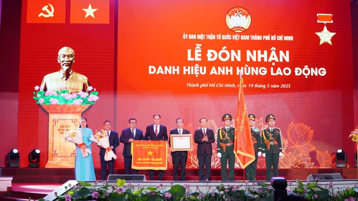 Ủy ban mặt trận tổ quốc tp.hcm được phong tặng anh hùng lao động hình ảnh 1 Uy ban mat tran to quoc tp.hcm duoc phong tang anh hung lao dong hinh anh 1