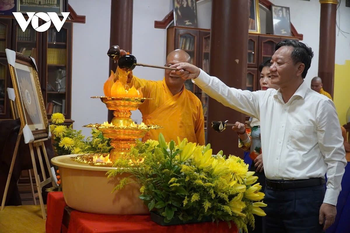vietnamese buddhists in laos celebrate lord buddha s birth anniversary picture 1 vietnamese buddhists in laos celebrate lord buddha s birth anniversary picture 1