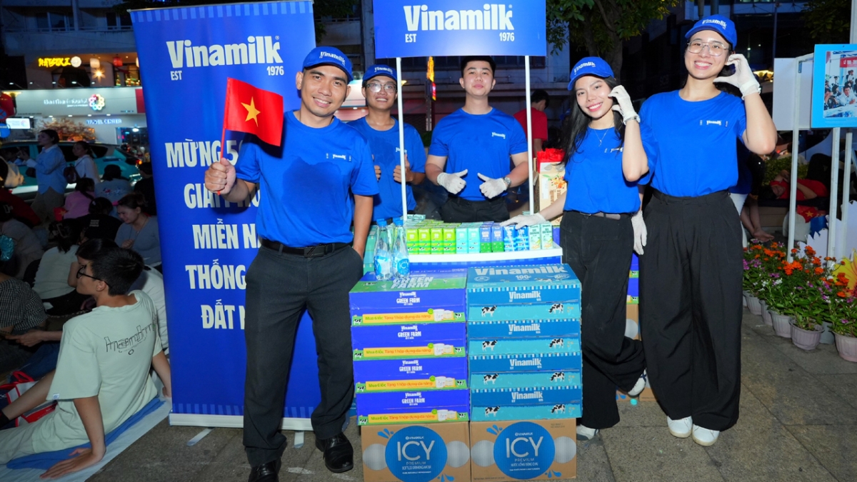vinamilk hòa cùng niềm vui của ngày hội thống nhất non sông hình ảnh 1 vinamilk hoa cung niem vui cua ngay hoi thong nhat non song hinh anh 1