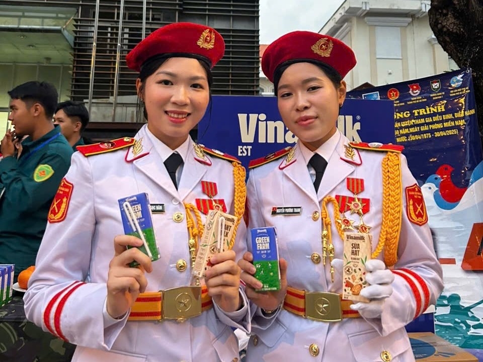 vinamilk hòa cùng niềm vui của ngày hội thống nhất non sông hình ảnh 3 vinamilk hoa cung niem vui cua ngay hoi thong nhat non song hinh anh 3