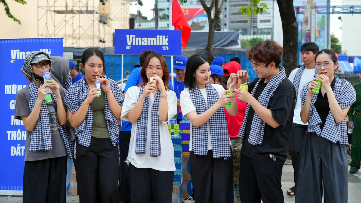 vinamilk hòa cùng niềm vui của ngày hội thống nhất non sông hình ảnh 7 vinamilk hoa cung niem vui cua ngay hoi thong nhat non song hinh anh 7
