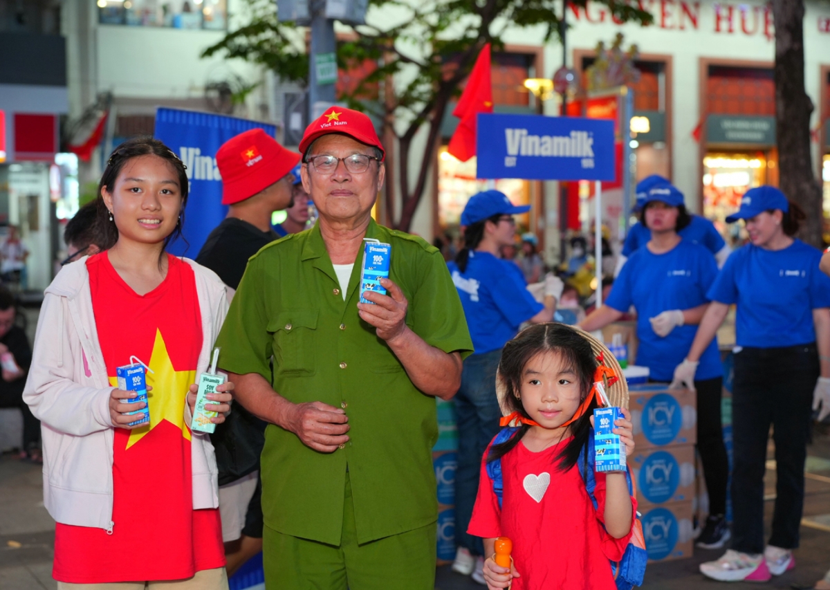 vinamilk hòa cùng niềm vui của ngày hội thống nhất non sông hình ảnh 8 vinamilk hoa cung niem vui cua ngay hoi thong nhat non song hinh anh 8