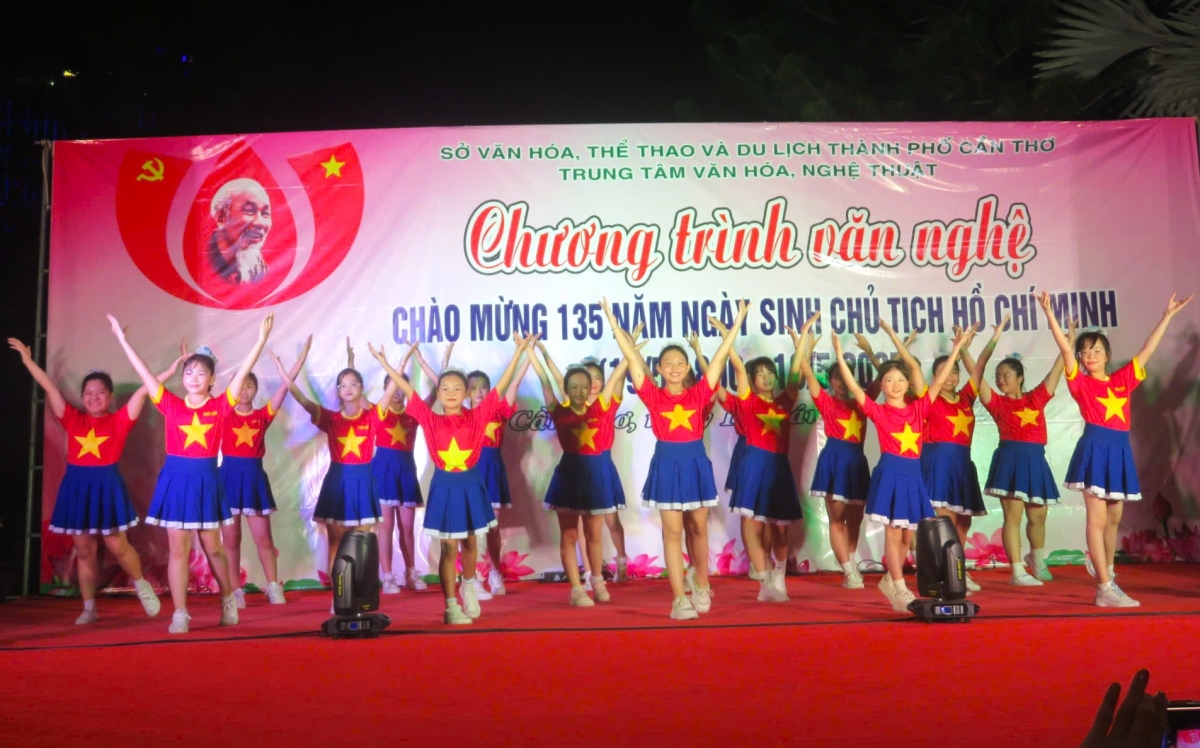 Chương trình văn nghệ ở Cần Thơ chào mừng 135 năm Ngày sinh Chủ tịch Hồ Chí Minh