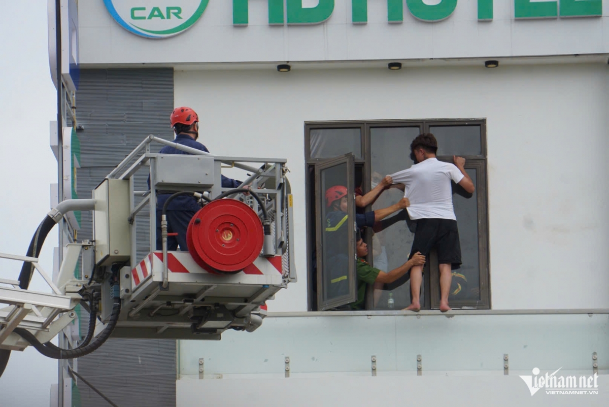 thót tim cảnh thanh niên đứng chênh vênh ở lan can tầng 4 nhà nghỉ hình ảnh 2 thot tim canh thanh nien dung chenh venh o lan can tang 4 nha nghi hinh anh 2