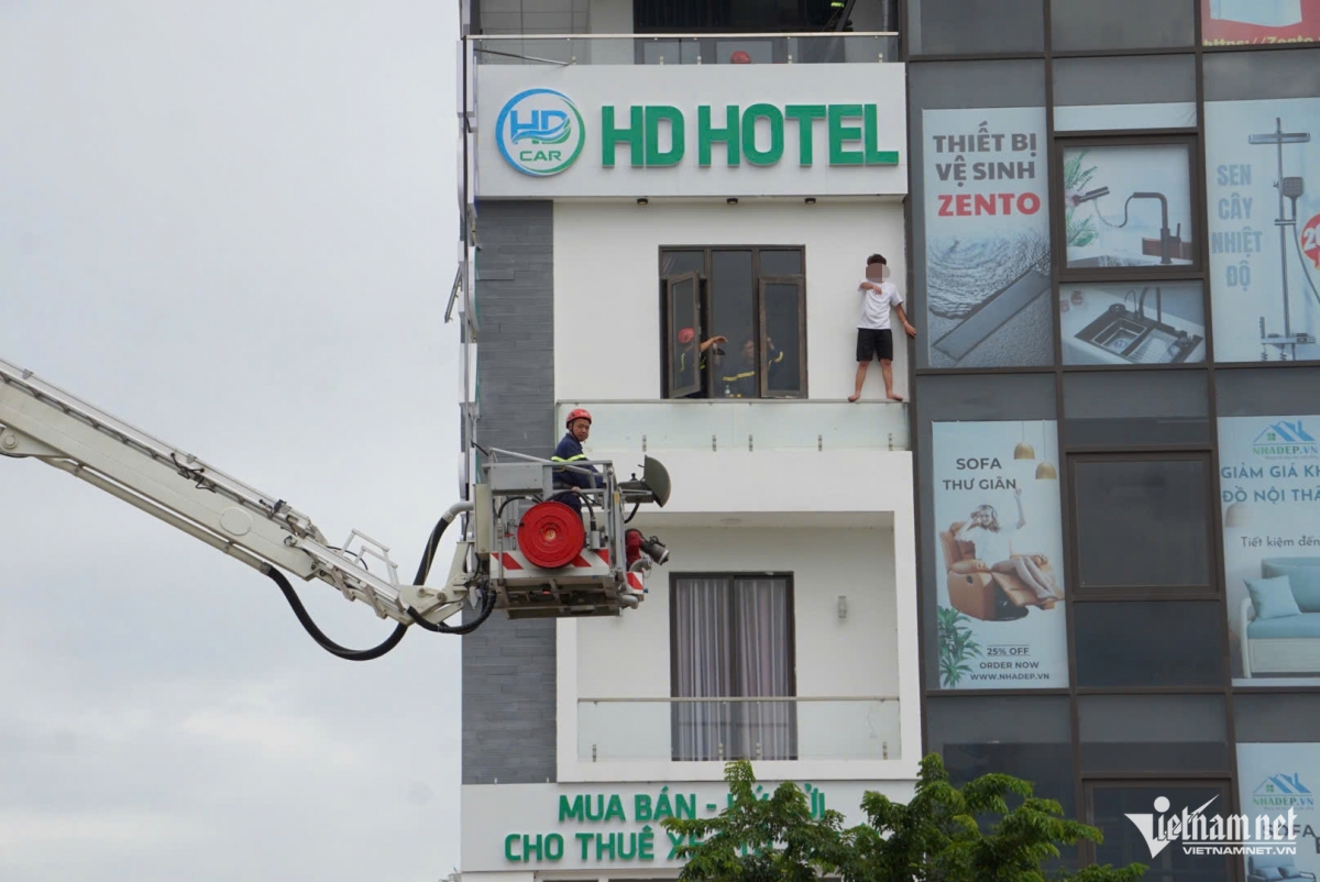thót tim cảnh thanh niên đứng chênh vênh ở lan can tầng 4 nhà nghỉ hình ảnh 1 thot tim canh thanh nien dung chenh venh o lan can tang 4 nha nghi hinh anh 1