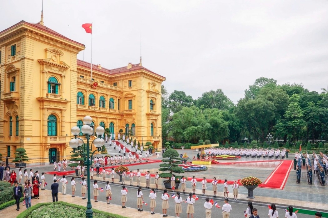 red-carpet welcome for president emmanuel macron in hanoi picture 1 red-carpet welcome for president emmanuel macron in hanoi picture 1