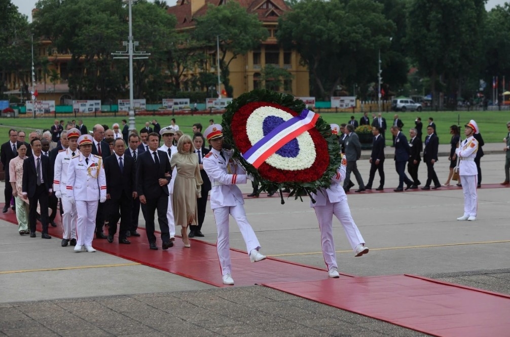 red-carpet welcome for president emmanuel macron in hanoi picture 10 red-carpet welcome for president emmanuel macron in hanoi picture 10