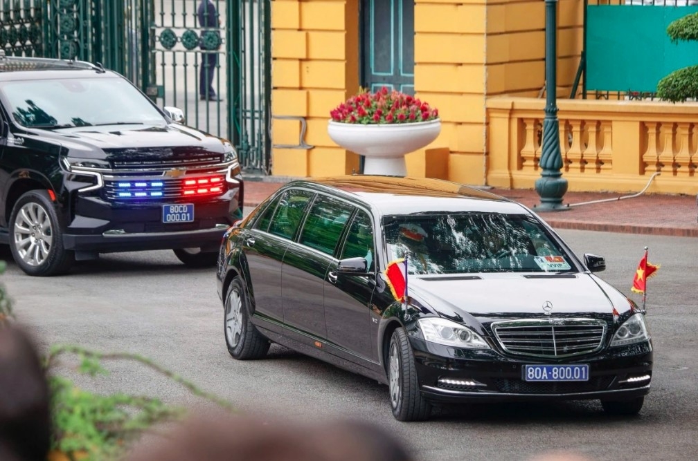 red-carpet welcome for president emmanuel macron in hanoi picture 2 red-carpet welcome for president emmanuel macron in hanoi picture 2