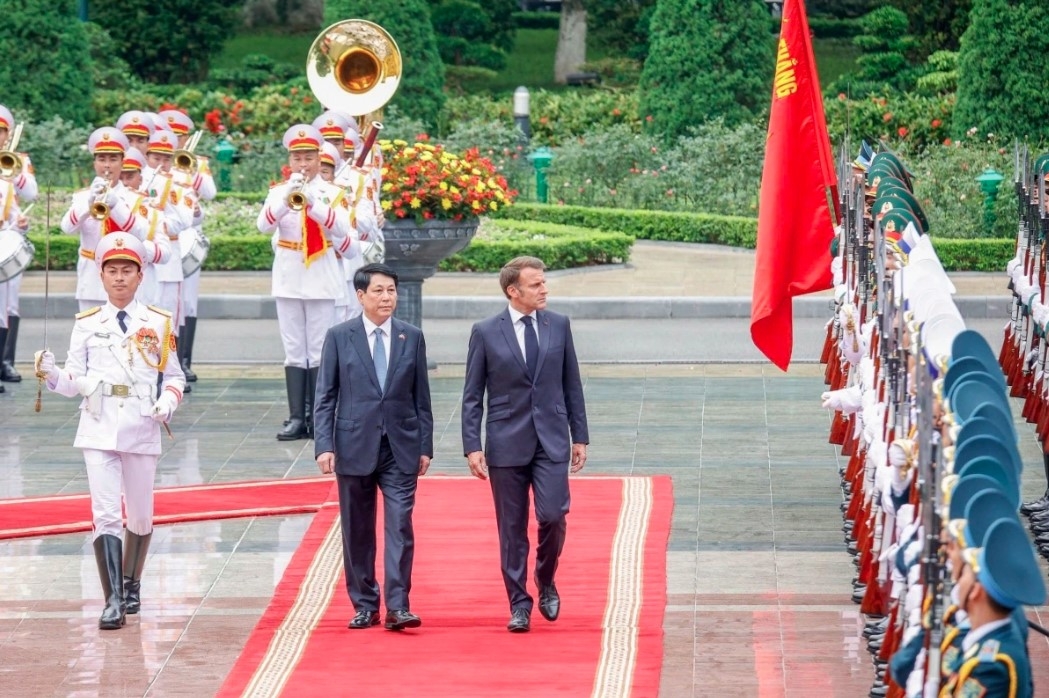red-carpet welcome for president emmanuel macron in hanoi picture 4 red-carpet welcome for president emmanuel macron in hanoi picture 4
