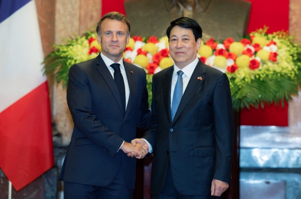 red-carpet welcome for president emmanuel macron in hanoi picture 6 red-carpet welcome for president emmanuel macron in hanoi picture 6