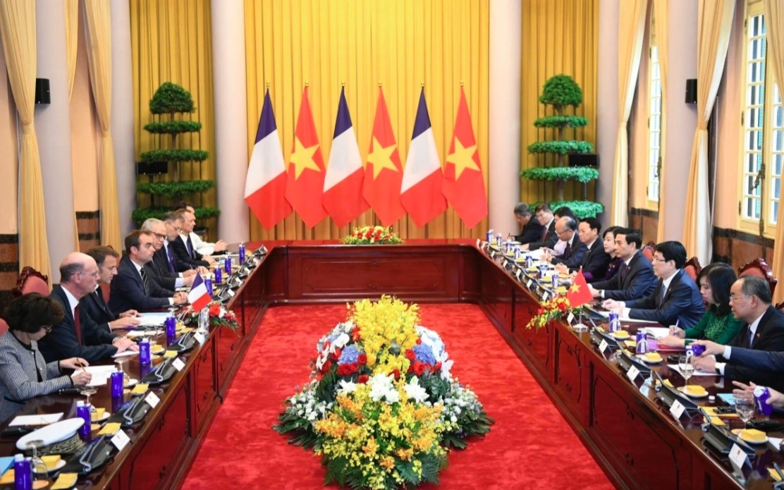 red-carpet welcome for president emmanuel macron in hanoi picture 7 red-carpet welcome for president emmanuel macron in hanoi picture 7