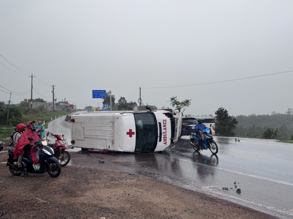 Xe con va chạm với xe cứu thương ở Đắk Nông, nhiều người nhập viện