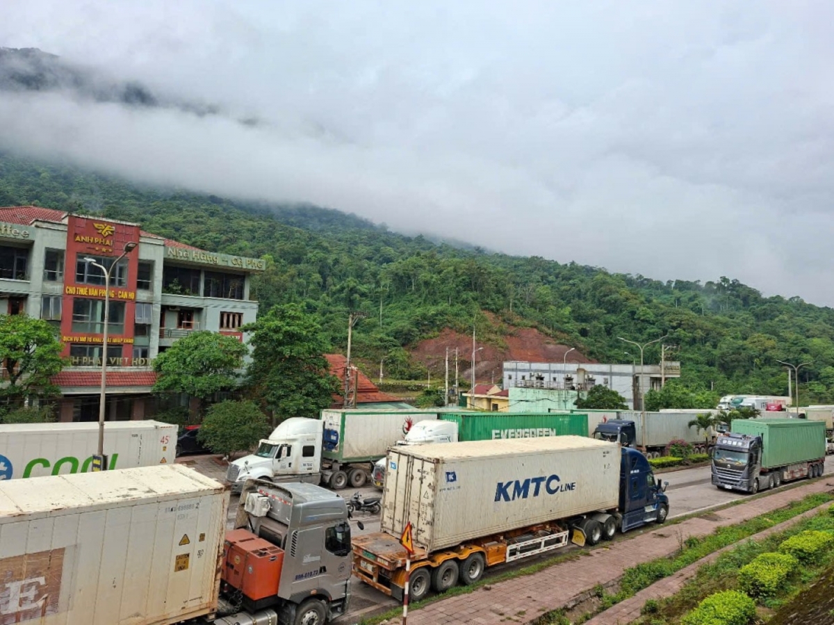 Hàng trăm phương tiện ùn ứ tại khu vực cửa khẩu quốc tế Cha Lo