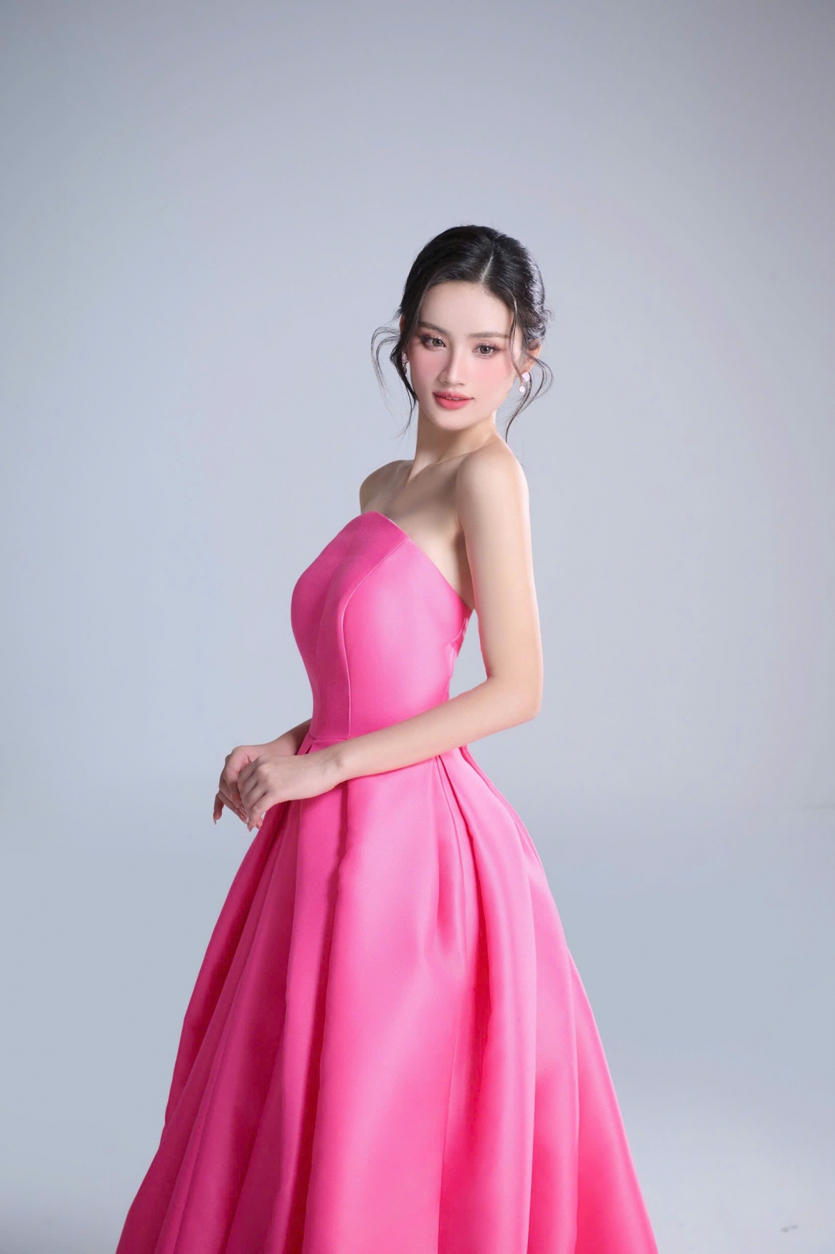 Ý Nhi chọn phong cách nữ tính cho ngày đầu thi Miss World tại Ấn Độ.